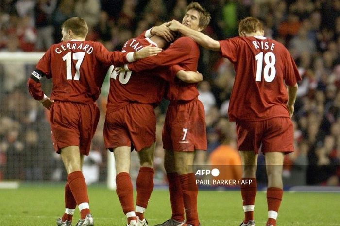 Steven Gerrard (kiri) mulai menjadi kapten Liverpool dalam laga Piala UEFA melawan Olimpija Ljubljana pada 15 Oktober 2003.