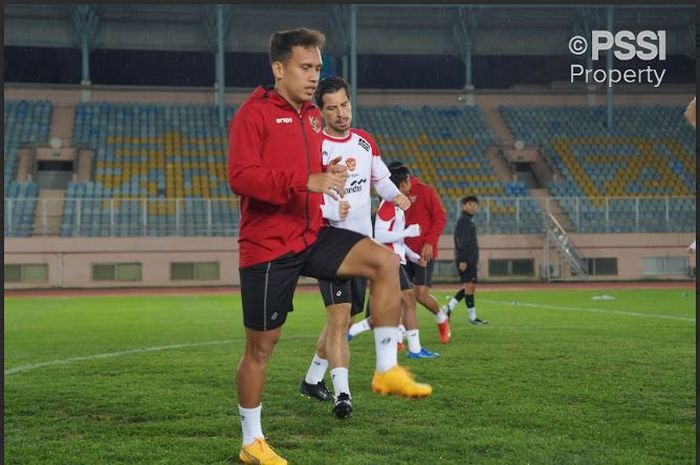  Egy Maulana Vikri dan Thom Haye saat Timnas Indonesia menjalani latihan kedua tepatnya di Stadion Qingdao Tiantai pada Minggu (13/10/2024) malam waktu setempat.