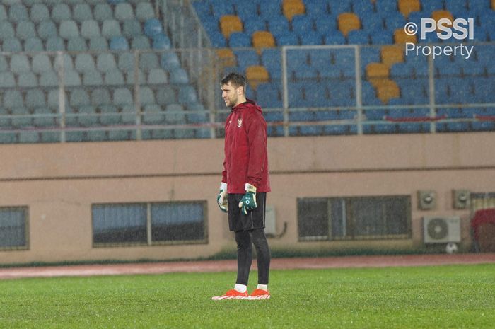 Maarten Paes saat bersama Timnas Indonesia menjalani latihan kedua tepatnya di Stadion Qingdao Tiantai pada Minggu (13/10/2024) malam waktu setempat.