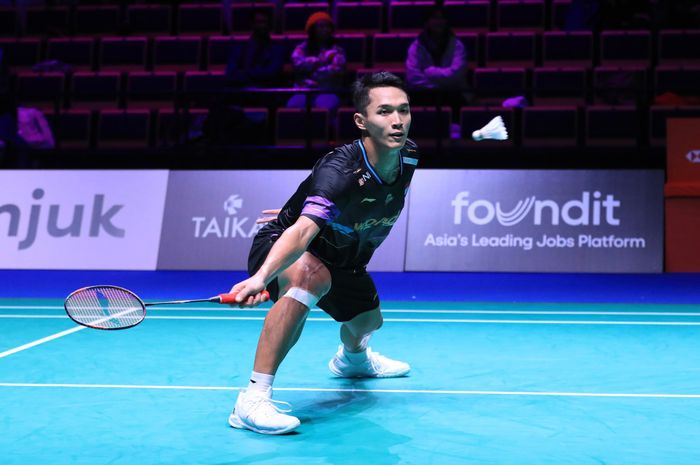 Aksi tunggal putra Indonesia, Jonatan Christie, saat tampil pada laga final Arctic Open 2024 di Vantaan Energia Arena, Vantaa, Finlandia, 13 Oktober 2024.