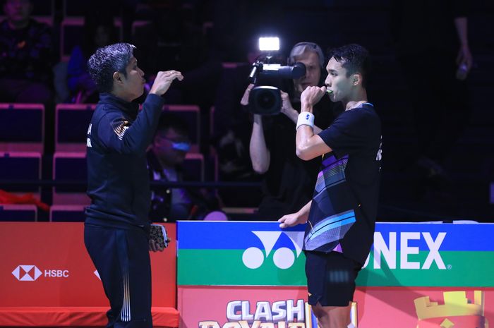 Pelatih tunggal putra Indonesia, Irwansyah (kiri), memberi instruksi kepada Jonatan Christie pada laga final Arctic Open 2024 di Vantaan Energia Arena, Vantaa, Finlandia, 13 Oktober 2024.