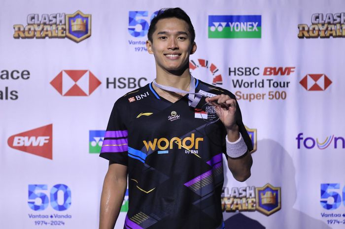 Tunggal putra Indonesia, Jonatan Christie, berpose dengan medali setelah menjadi runner-up pada final Arctic Open 2024 di Vantaan Energia Arena, Vantaa, Finlandia, 13 Oktober 2024.