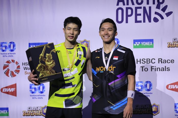 Tunggal putra Indonesia, Jonatan Christie (kanan), bersama Chou Tien Chen dari Taiwan setelah pertandingan mereka di final Arctic Open 2024 di Vantaan Energia Arena, Vantaa, Finlandia, 13 Oktober 2024.