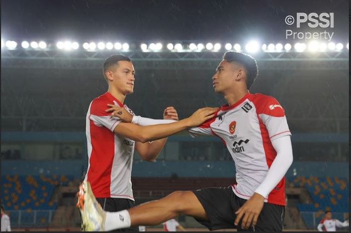 Jay Idzes dan Marselino Ferdinan saat Timnas Indonesia menjalani latihan kedua tepatnya di Stadion Qingdao Tiantai pada Minggu (13/10/2024) malam waktu setempat.