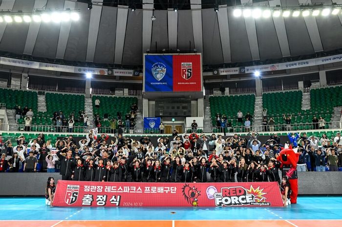 Tim bola voli putri, Daejeon JungKwanJang Red Sparks, melakukan jumpa penggemar jelang Liga Voli Korea 2024-2025 di Chungmu Gymnasium, Minggu (13/10/2024).