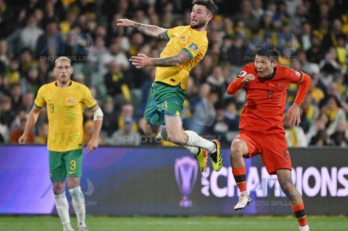 Gelandang China, Li Yuanyi (Jersi merah nomor 8) dalam duel lawan Australia di Adelaide Oval, Kamis (10/10/2024) malam WIB