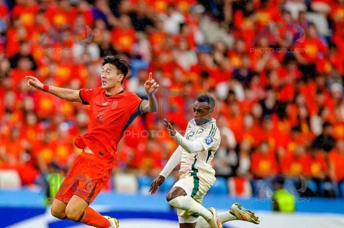 Pemain belakang China, Jiang Shenglong (Jersi merah nomor 16) saat berduel lawan bek Arab Saudi, Saud Abdulhamid di Kualifikasi Piala Dunia 2026 Zona Asia