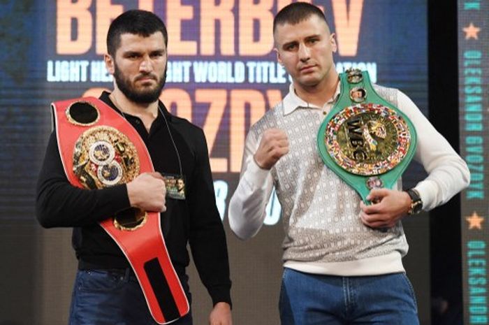Artur Beterbiev (kiri) menyatukan sabuk juara dunia tinju kelas berat ringan IBF dan WBC dengan mengalahkan Oleksandr Gvozdyk pada 18 Oktober 2019 di Philadelphia.