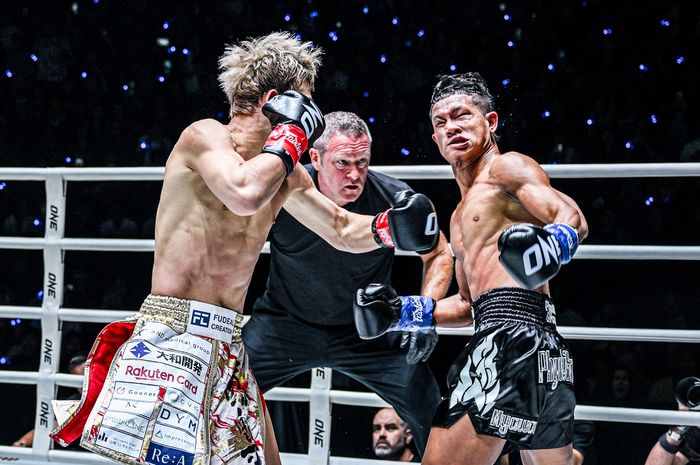 Duel Takeru Segawa (kiri) vs Thant Zin di ONE Friday Fight 81 pada 27 September 2024 di Lumpinee Stadium, Bangkok.