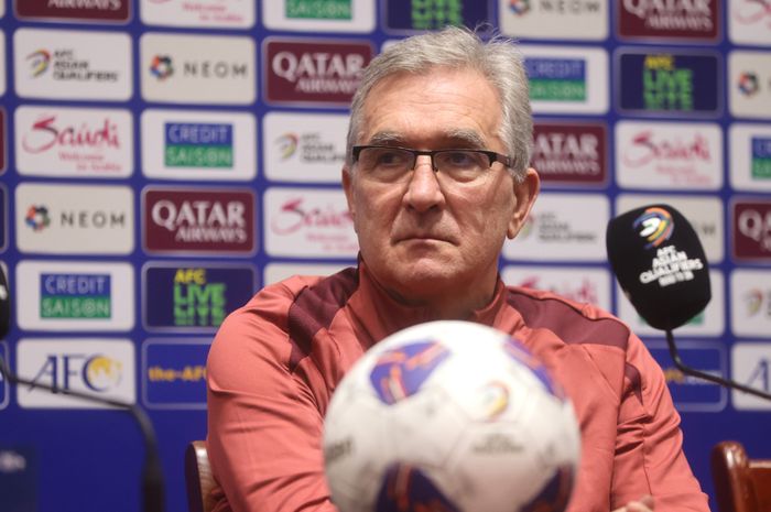 Pelatih Timnas China, Branko Ivankovic, jelang laga melawan Timnas indonesia di Qingdao Youth Football Stadium, China, pada Senin (14/10/2024).