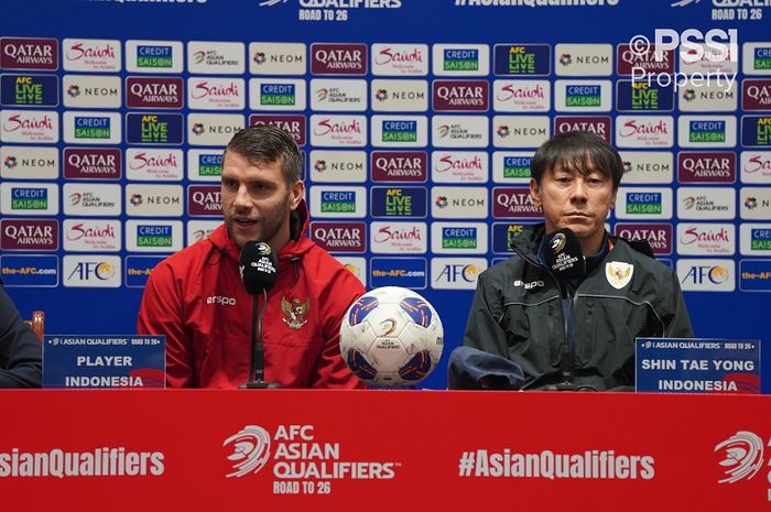 Maarten Paes dan Shin Tae-yong yang hadir di konferensi pers jelang laga lawan China, Senin (14/10/2024).