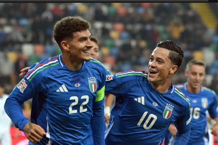 Kapten Timnas Italia, Giovanni Di Lorenzo, mencetak gol ke gawang Israel pada lanjutan UEFA Nations League 2024-2025 di Stadio Friuli, Senin (14/10/2024).