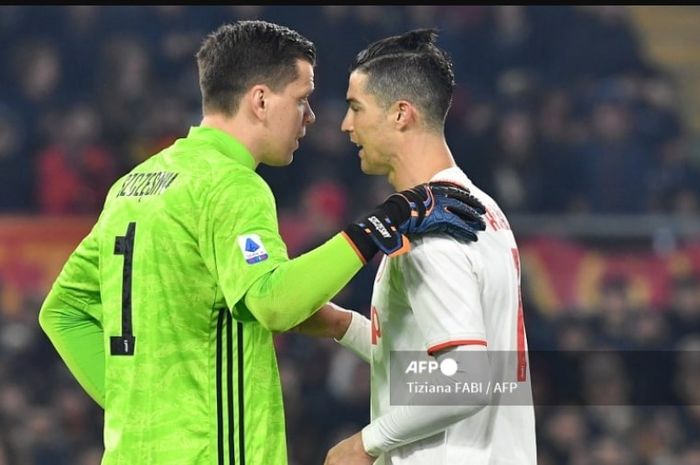 Cristiano Ronaldo (kanan) dan Wojciech Szczesny saat sama-sama masih di Juventus. Ronaldo memuji Barcelona dan menyindir Juventus saat mengomentari Szczesny kembali dari masa pensiun.