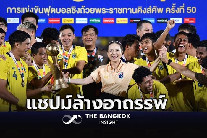 Presiden FAT, Madam Pang (tengah), ikut merayakan gelar juara Piala Raja 2024 bersama Timnas Thailand.