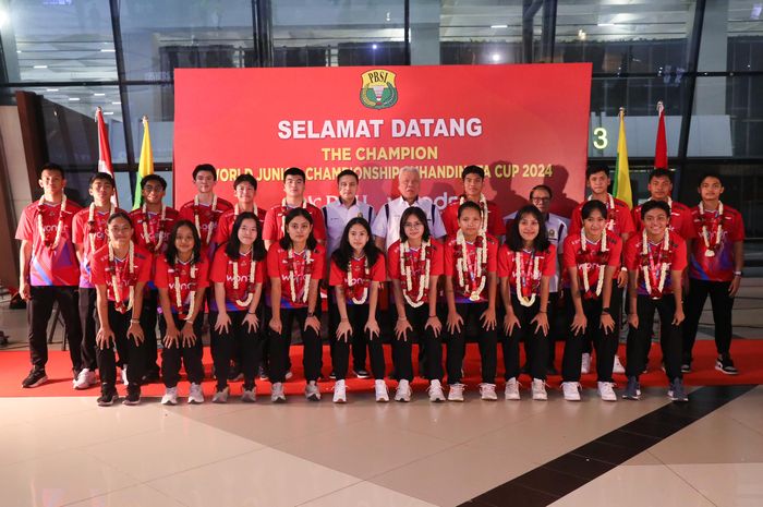 Tim bulu tangkis junior Indonesia berpose saat penyambutan kembalinya Piala Suhandinata ke Indonesia di Bandara Soekarno Hatta, Cengkareng, Banten, Senin (14/10/2024).