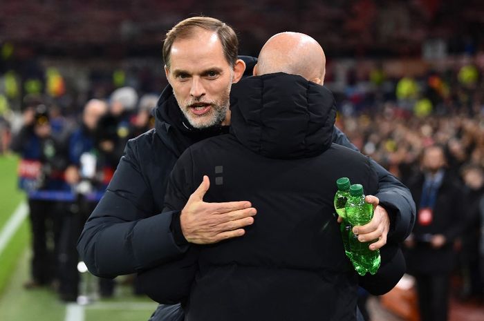 Thomas Tuchel berpelukan dengan Erik ten Hag saat Bayern Muenchen bertemu Man United di Liga Champions (12/12/2023).