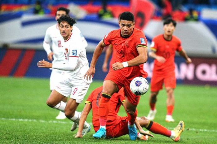 Pemain timnas Indonesia Rafael Struick (kiri) berebut bola dengan pemain China Jiang Guangtai (tengah) dalam pertandingan Kualifikasi Piala Dunia 2026 antara China Vs timnas Indonesia di Qingdao, provinsi Shandong, Selasa (15/10/2024).