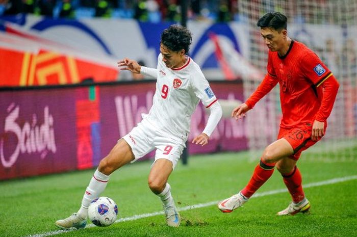 Pemain Indonesia Rafael Struick (kiri) berebut bola dengan pemain China Jiang Shenglong dalam pertandingan Kualifikasi Piala Dunia 2026 zona Asia antara China Vs timnas Indonesia di Qingdao, Provinsi Shandong, pada Selasa 15 Oktober 2024.