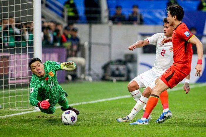 Kiper China Wang Dalei (kiri) menghentikan bola selama pertandingan Kualifikasi Piala Dunia 2026 antara China Vs timnas Indonesia di Qingdao, provinsi Shandong, pada Selasa 15 Oktober 2024.