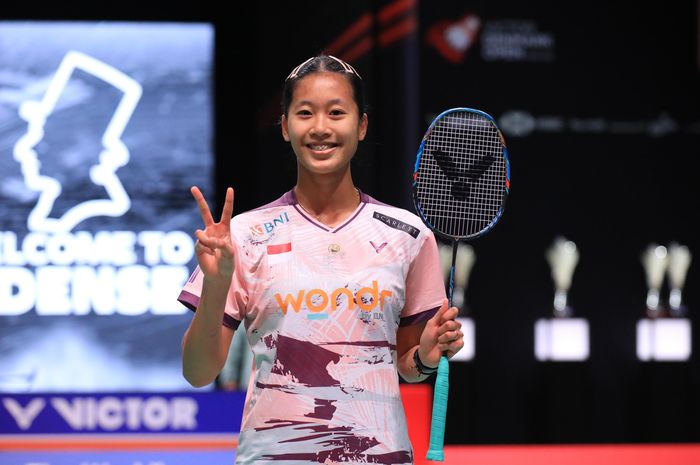 Tunggal putri Indonesia, Putri Kusuma Wardani, berpose setelah kemenangannya pada babak pertama Denmark Open 2024 di Jyske Bank Arena, Odense, Denmark, 16 Oktober 2024.