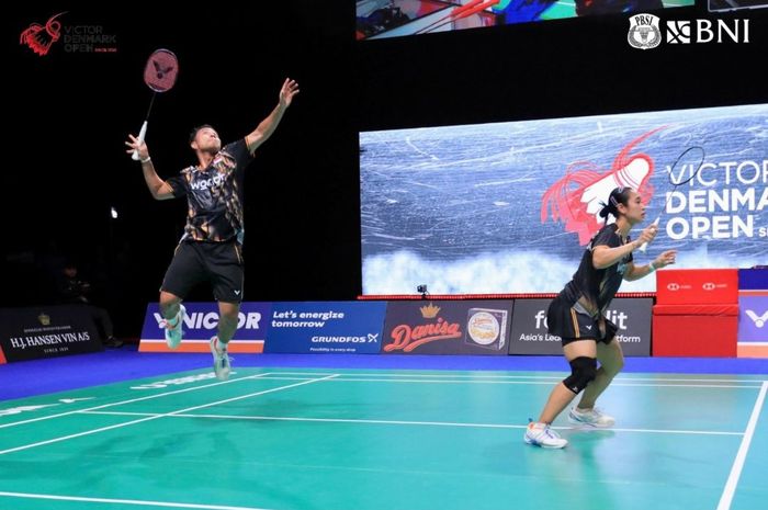 Ganda campuran Indonesia, Rehan Naufal Kusharjanto/Lisa Ayu Kusumawati, saat tampil pada babak pertama Denmark Open 2024 di Jyske Bank Arena, Odense, Denmark, 16 Oktober 2024.