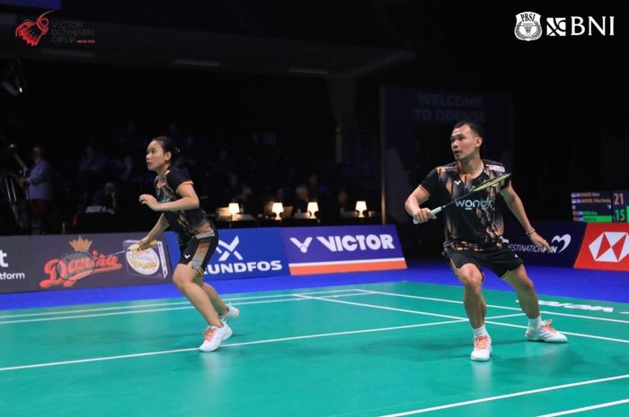 Ganda campuran Indonesia, Pitha Haningtyas Mentari dan Rinov Rivaldy, saat tampil pada babak pertama Denmark Open 2024 di Jyske Bank Arena, Odense, Denmark, 16 Oktober 2024.