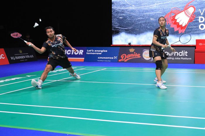 Pasangan ganda campuran Indonesia, Rehan Naufal Kusharjanto/Lisa Ayu Kusumawati, pada babak pertama Denmark Open 2024 di Jyske Bank Arena, Odense, Denmark, Selasa (16/10/2024).