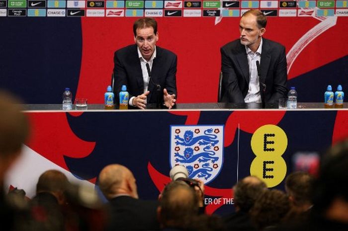 Thomas Tuchel (kanan) dalam jumpa pers setelah ditunjuk menjadi pelatih Timnas Inggris pada Rabu (16/10/2024) di London.