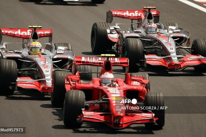 Dari posisi tertinggal poin sebelum balapan terakhir, Kimi Raikkonen (tengah) menjadi juara dunia Formula 1 setelah mengungguli Lewis Hamilton (kiri) dan Fernando Alonso di GP Brasil 2007, 21 Oktober 2007 di Sao Paulo.  