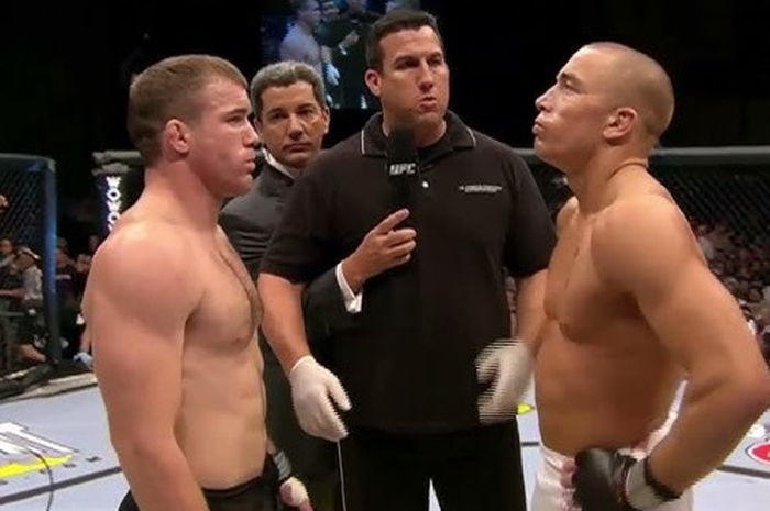 Jagoan favorit Khabib Nurmagomedov, George St-Pierre, tidak mau bertatapan mata dengan Matt Hughes di UFC 50, 22 Oktober 2004.