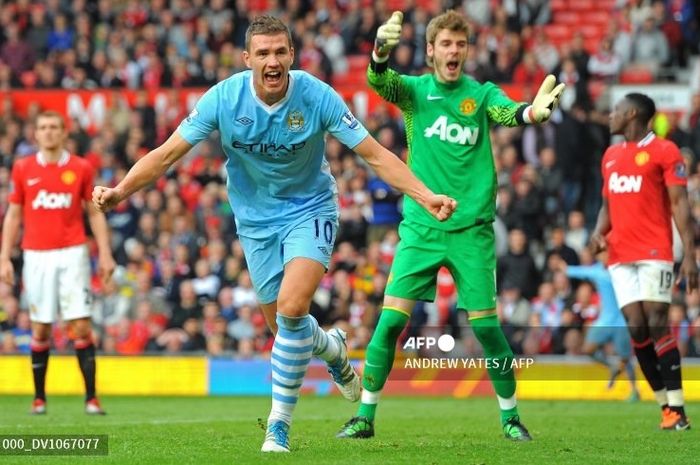 Edin Dzeko mencetak 2 gol saat Manchester City membantai Manchester United 6-1 di Liga Inggris, 23 Oktober 2011 di Old Trafford.