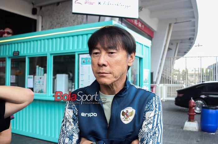 Pelatih timnas Indonesia, Shin Tae-yong, saat memberikan keterangan kepada awak media di Stadion Utama Gelora Bung Karno, Senayan, Jakarta, Kamis (17/10/2024) siang.