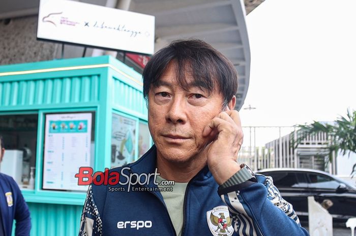 Pelatih timnas Indonesia, Shin Tae-yong, saat memberikan keterangan kepada awak media di Stadion Utama Gelora Bung Karno, Senayan, Jakarta, Kamis (17/10/2024) siang.