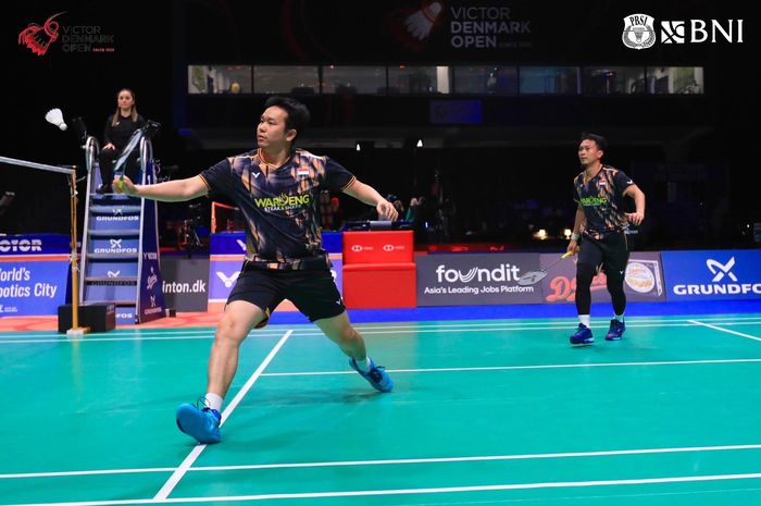 Ganda putra Indonesia, Hendra Setiawan dan Mohammad Ahsan, saat tampil pada babak pertama Denmark Open 2024 di Jyske Bank Arena, Odense, Denmark, 16 Oktober 2024.