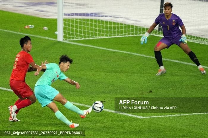 Pemain Timnas China, Wang Haijian, melepaskan tembakan dalam laga melawan Myanmar di Asian Games 2023.