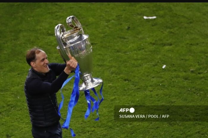 Thomas Tuchel mengangkat trofi Liga Champions yang dimenangkan untuk Chelsea. Penunjukan Tuchel sebagai pelatih baru timnas Inggris menuai polemik dengan muncul sikap kontra dari para legenda Premier League.