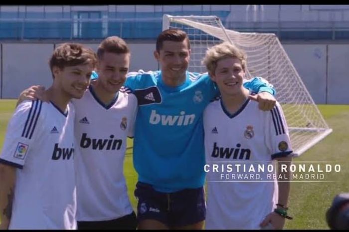 Dari kiri ke kanan: Louis Tomlinson, Liam Payne, Cristiano Ronaldo, dan Niall Horan  dalam momen pertemuan mereka di markas latihan Real Madrid, Valdebebas, pada 2013.