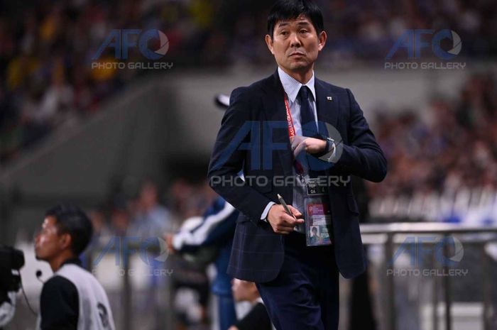 Pelatih Timnas Jepang, Hajime Moriyasu saat memimpin laga menghadapi Australia pada Selasa (15/10/2024) di Stadion Saitama 2002 dalam lanjutan Kualifikasi Piala Dunia 2026