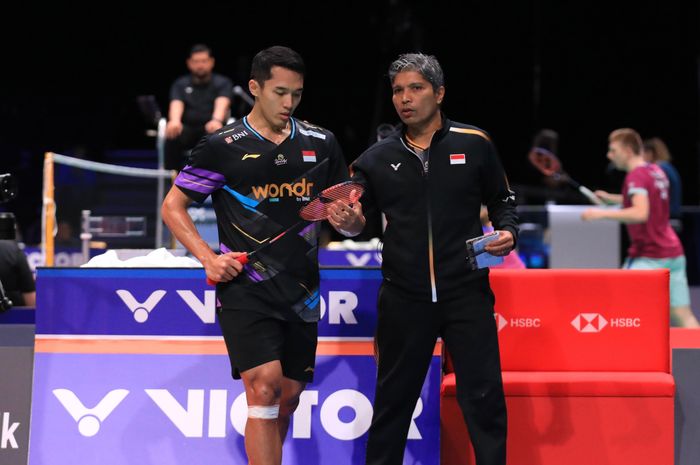 Jonatan Christie (kiri) dan pelatih tunggal putra Indonesia, Irwansyah (kanan) saat pertandingan babak kedua Denmark Open 2024