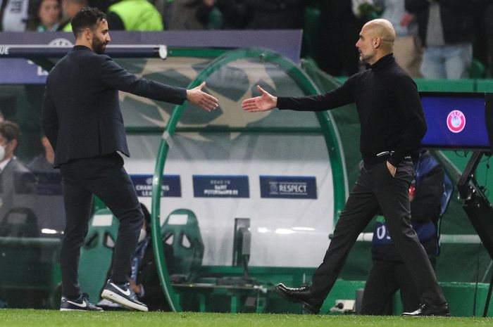 Ruben Amorim (kiri) bersalaman dengan Pep Guardiola saat Sporting CP bertemu Man City di partai Liga Champions (15/2/2022). Amorim dikabarkan masuk daftar calon pengganti Pep jika meninggalkan Etihad.