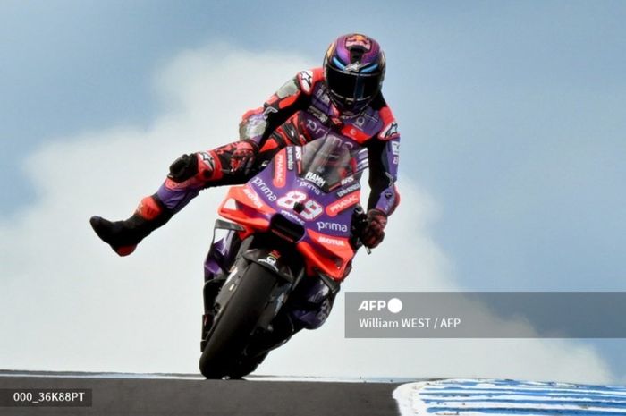 Pembalap Prima Pramac, Jorge Martin saat beraksi pada sesi Practice MotoGP Australia 2024 di Sirkuit Phillip Island, Australia, Jumat (18/10/2024).