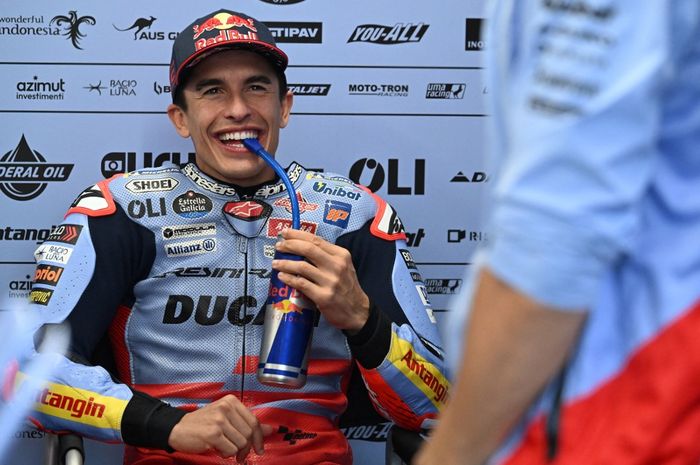 Pembalap Gresini Racing, Marc Marquez, bersantai di garasi saat hujan membatalkan sesi latihan bebas pertama MotoGP Australia di Phillip Island, Australia, 18 Oktober 2024.