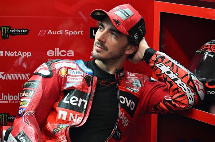 Pembalap Ducati, Francesco Bagnaia, di garasi saat hujan turun pada FP1 MotoGP Australia 2024 di Sirkuit Phillip Island, Jumat (18/10/2024).