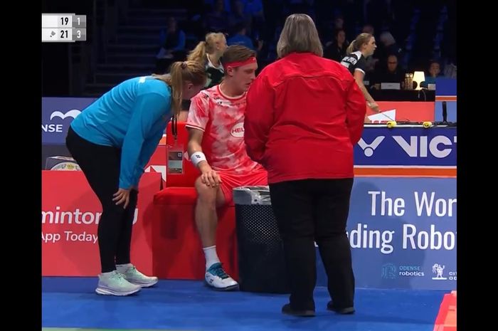 Tunggal putra Denmark, Viktor Axelsen, mendapatkan perawatan karena jatuh sakit saat tampil pada babak kedua Denmark Open 2024 di Jyske Bank Arena, Odense, Denmark, 17 Oktober 2024.