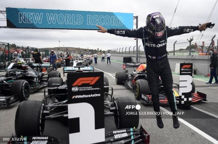 Lewis Hamilton merayakan kemenangannya di GP Portugal 2020 pada 25 Oktober 2020 di Sirkuit Argarve.