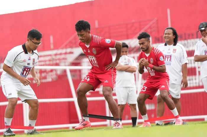 Para pemain Malut United FC dalam sesi latihan resmi menjelang laga Liga 1 melawan Arema FC, Jumat (18/10/2024) di Stadion Soepriadi, Blitar.