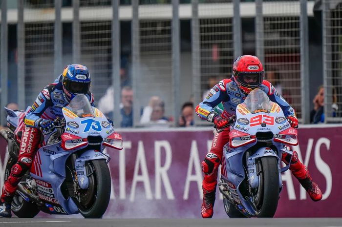 Dua pembalap Gresini Racing, Marc Marquez dan Alex Marquez, latihan start seusai sesi Practice MotoGP Australia 2024 di Sirkuit Phillip Island, Jumat (18/10/2024)