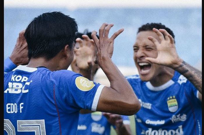 Pemain Persib Bandung, Edo Febriansah (kiri), melakukan selebrasi usai mencetak gol ke gawang Persebaya Surabaya di laga pekan kedelapan Liga 1 2024/2025.