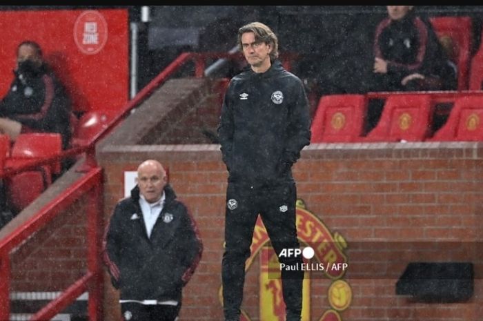 Thomas Frank saat memimpin Brentford di markas Man United dalam pertandingan Liga Inggris. Jelang duel kedua tim, Sabtu (19/10/2024), Frank ikut prihatin dengan nasib Erik ten Hag.