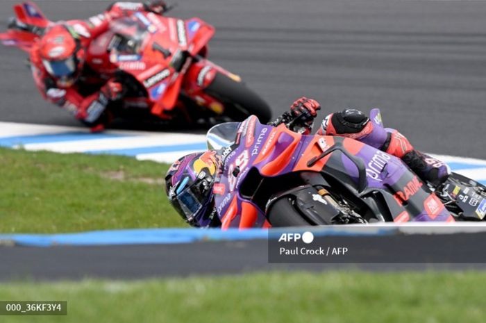 Francesco Bagnaia (Ducati Lenovo) saat bersds di belakang Jorge Martin (Prima Pramac) pada balapan sprint MotoGP Australia 2024 di Sirkuit Phillip Island, Australia, Sabtu (19/10/2024).